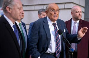 Rudy Giuliani enfrenta juicio sobre si mantiene su casa en Florida y sus anillos de Serie Mundial