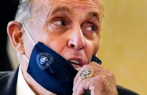 Rudy Giuliani lucha para salvar sus anillos de Serie Mundial de los Yankees del veredicto de $148 millones