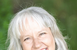 Las etapas de la plataforma de lanzamiento de UCSB 'Strange Birds' de EM Lewis | Artes y entretenimiento