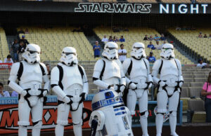 Dodgers abrazan la personalidad del imperio malvado regalando la estrella de la muerte literal