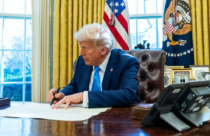 Trump firma la orden salvo los estudiantes atletas transgénero de los deportes femeninos