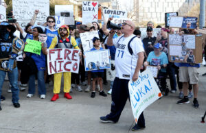 Los fanáticos protestan en el comercio de Luka Dončić fuera de Mavericks Arena, ya que Anthony Davis hace debut en Dallas