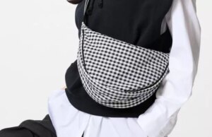 Uniqlo ha lanzado una versión de 'impresión de picnic' de su bolsa de tendencias cruzadas