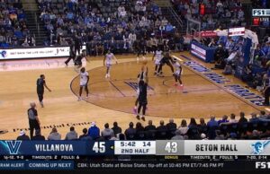 Eric Dixon de Villanova hace un triple para extender el liderazgo contra Seton Hall