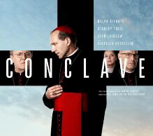 Ralph Fiennes es un acto de clase en este thriller papal cargado emocionalmente