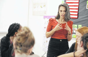 Un erudito con una misión: elevar la alfabetización de Pembroke al mundo