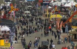 Preparaciones en curso para la lluvia el último día de la World Ag Expo en Tulare