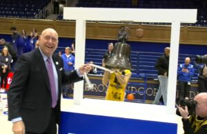 El miembro del Salón de la Fama de la transmisión de Sports de ESPN, Dick Vitale, regresa a Duke, Rings Victory Bell en Cameron Indoor Stadium