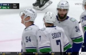 Carson Soucy con una meta contra estrellas de Dallas