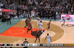 Julian Champagnie establece el buen final