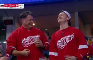 Simon Edvinsson con una meta contra llamas de Calgary