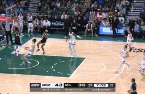 Giannis Antetokounmpo golpea a casa el callejón