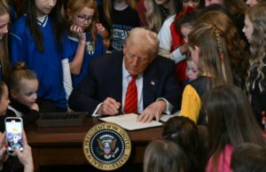 Trump firma la orden ejecutiva que prohíbe a los atletas trans de los deportes femeninos