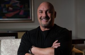 Jay Glazer de Fox Sports en el libro de jugadas de salud mental que está llevando al Super Bowl