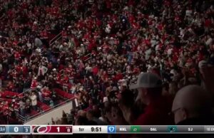 Jalen Chatfield con una meta contra Utah Hockey Club