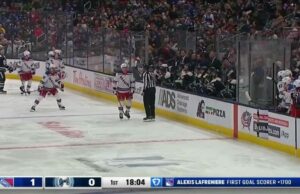 Arthur Kaliyev con un gol contra Columbus Blue Jackets