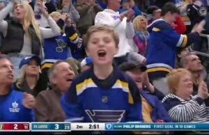 Mathieu Joseph con un gol vs. Chicago Blackhawks