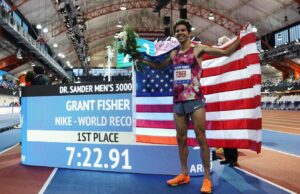 Grant Fisher rompe 3k récord mundial, derrota al campeón olímpico Cole Hocker en los Juegos de Millrose