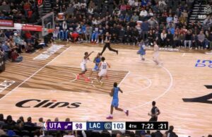 Isaiah Collier se eleva para bloquear el tiro