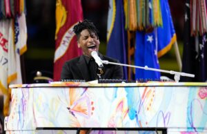 El himno reinventado del Super Bowl de Jon Batiste destacó la pintura de la esposa y el escenario para la nueva música