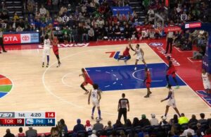 Casa rota golpeándolo