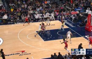 Richaun Holmes con el aro y el daño