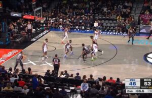 Adem Bona se eleva para bloquear el tiro