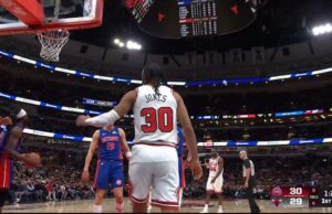 Tre Jones con el aro y el daño