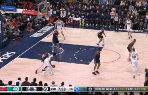 Zach Edey se levanta y lo arroja