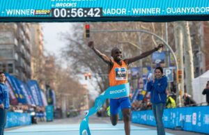 Jacob Kiplimo de Uganda aplasta al récord de media maratón mundial en Barcelona