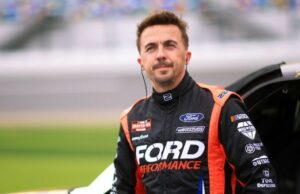 Es el mundo de Frankie Muniz con una carrera de NASCAR y un reinicio de comedia de situación en proceso