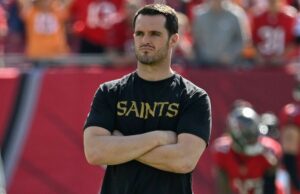Los santos se quedan con Derek Carr como QB1, dice GM Mickey Loomis
