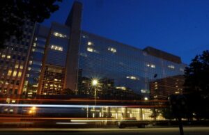 Banco Mundial para descentralizar las operaciones, cambiar VP regional a centros extranjeros