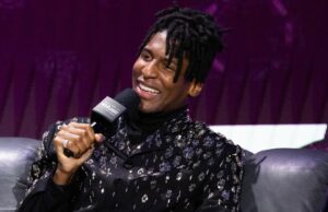Jon Batiste toma el campo en Nueva Orleans para cantar el himno nacional en el Super Bowl LIX