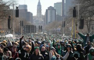 Cigarros, confeti y amor fraternal: las águilas celebran la victoria del Super Bowl con el desfile de autobuses al aire libre a través de Filadelfia