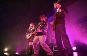 Entretenimiento: Argenta Theatre Stages 'School of Rock'; Conjuntos de sistemas de biblioteca Venta de libros utilizada