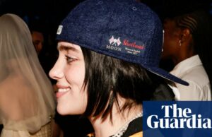 Over the Moon: Billie Eilish Sports Marca de lana de Yorkshire de 188 años en Grammys | Billie Eilish