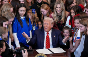 Trump vuelve al panorama deportivo transgénero con el golpe de un bolígrafo