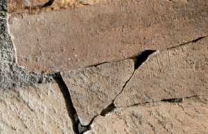 Los investigadores dicen que la Runestone más antigua del mundo puede haber sido firmada por una mujer.