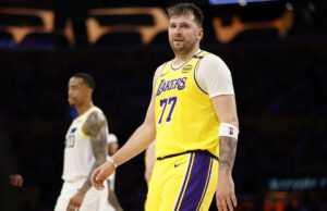 Luka Dončić lanza 14 puntos en el debut de Loskers contra Jazz mientras Dirk Nowitzki observa en apoyo