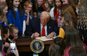 Dos niñas transgénero demandan para desafiar la orden ejecutiva de Trump que las prohíbe de los deportes escolares de niñas