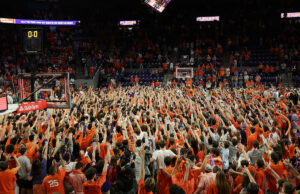 Encuesta de AP de baloncesto masculino: Auburn se aferra al No. 1 a pesar de la pérdida, Alabama salta a Duke después de molestar a Clemson