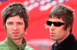 Noel y Liam Gallagher finalizan la disputa mientras se reúnen en público por primera vez en 10 años