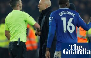 La ranura Arne de Liverpool obtiene una prohibición de dos juegos después de la tarjeta roja en el derby de Merseyside caótico | Liverpool
