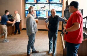 El primer salón de apuestas deportivas de Maine detiene apuestas después de que el estado revoca la licencia