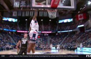 Tarris Reed Jr. de UConn Fuerza de rotación y arroja a Slam Dunk contra Georgetown