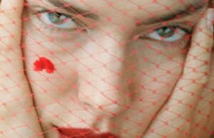 Irina Shayk muestra la colección de belleza Dolce & Gabbana