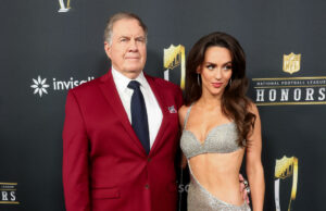 La novia de Bill Belichick, Jordon Hudson, Trolls Falcons con camisa de 'Campeones del Super Bowl'