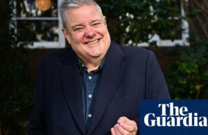 Lejos de Mikey Robins: '¿Mi viaje más estresante? Hice dos semanas en Afganistán presentando espectáculos de música para las tropas | Estilo de vida australiano