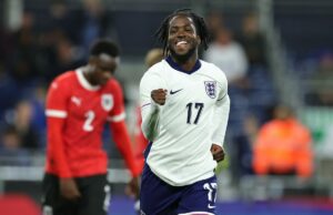 Marsella mira la descarga de Jonathan Rowe